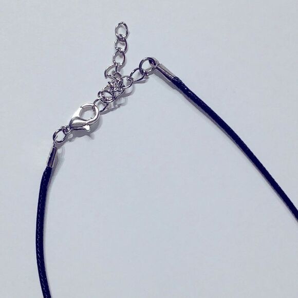 Boutique NEW - big protecting Guardian Angel Wings on leather necklace - Picture 3 of 3